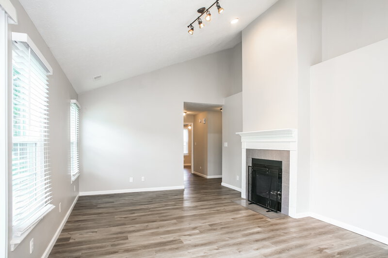 1,950/Mo, 5203 Pin Oak Dr Indianapolis, IN 46254 Living Room View