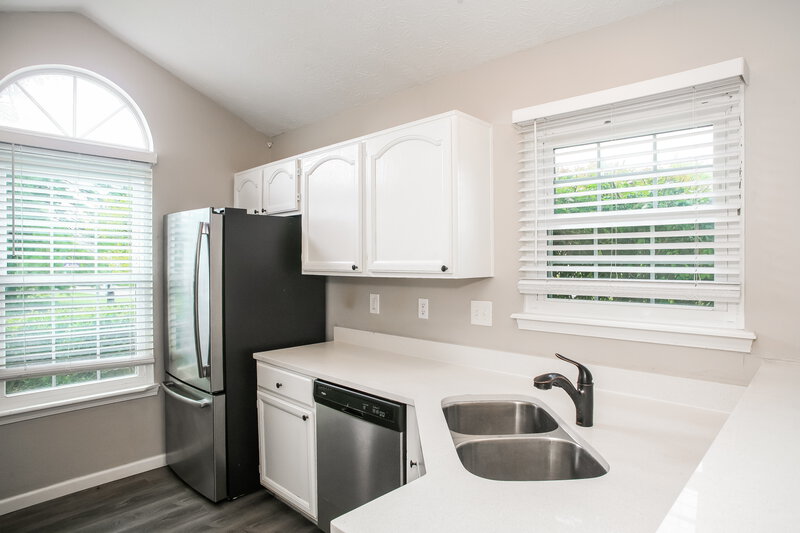 1,950/Mo, 5203 Pin Oak Dr Indianapolis, IN 46254 Kitchen View