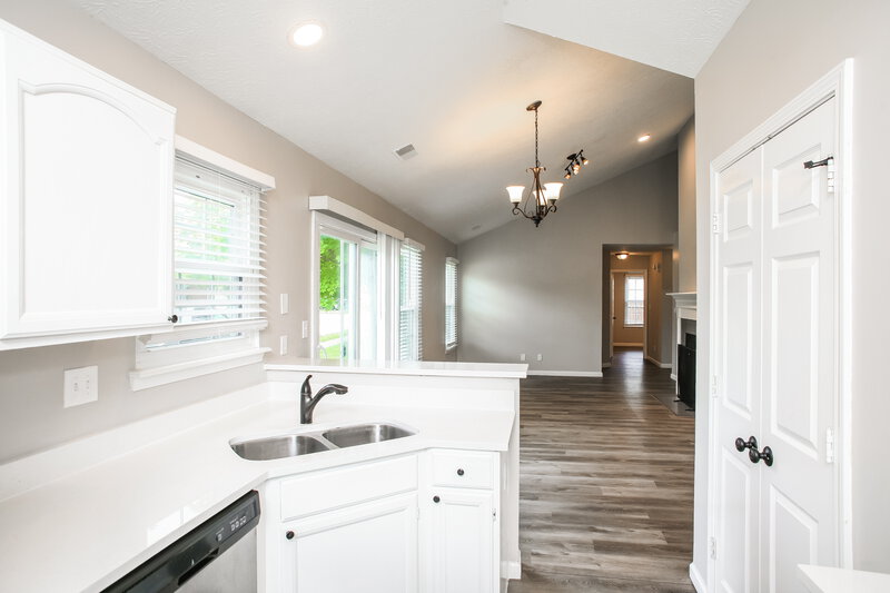 1,950/Mo, 5203 Pin Oak Dr Indianapolis, IN 46254 Kitchen View 2