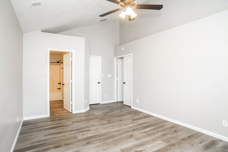 1,950/Mo, 5203 Pin Oak Dr Indianapolis, IN 46254 Main Bedroom View