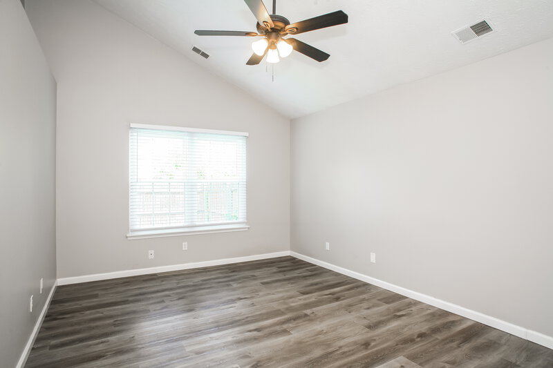 1,950/Mo, 5203 Pin Oak Dr Indianapolis, IN 46254 Main Bedroom View 2