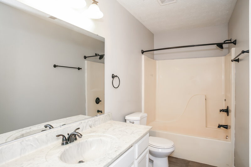 1,950/Mo, 5203 Pin Oak Dr Indianapolis, IN 46254 Main Bathroom View