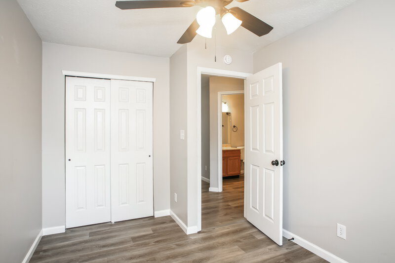 1,950/Mo, 5203 Pin Oak Dr Indianapolis, IN 46254 Bedroom View 2