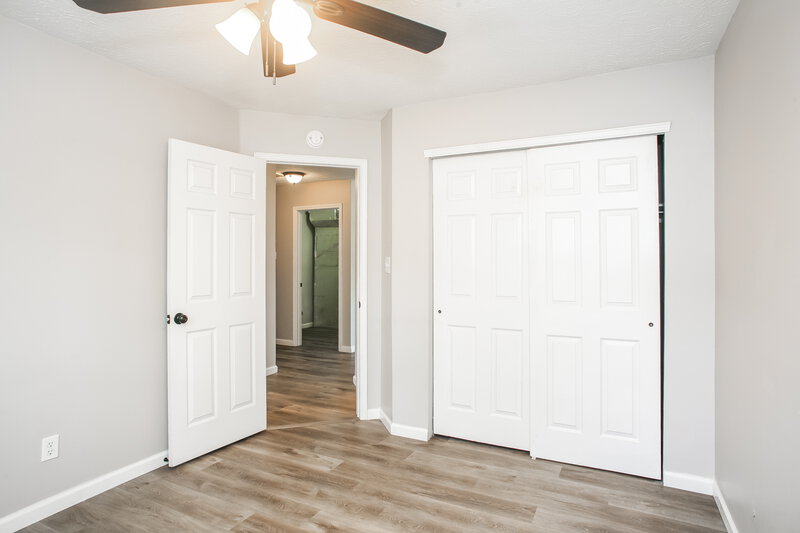 1,950/Mo, 5203 Pin Oak Dr Indianapolis, IN 46254 Bedroom View 4