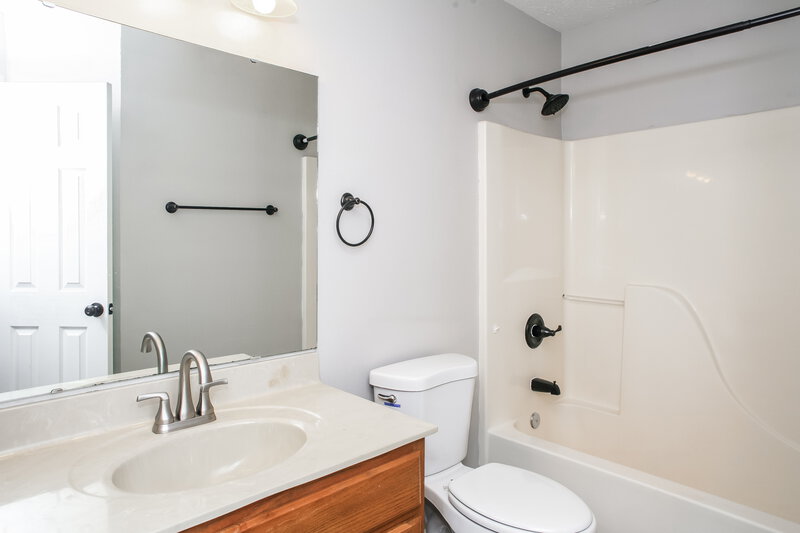 1,950/Mo, 5203 Pin Oak Dr Indianapolis, IN 46254 Bathroom View