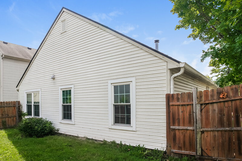 1,950/Mo, 5203 Pin Oak Dr Indianapolis, IN 46254 Rear View