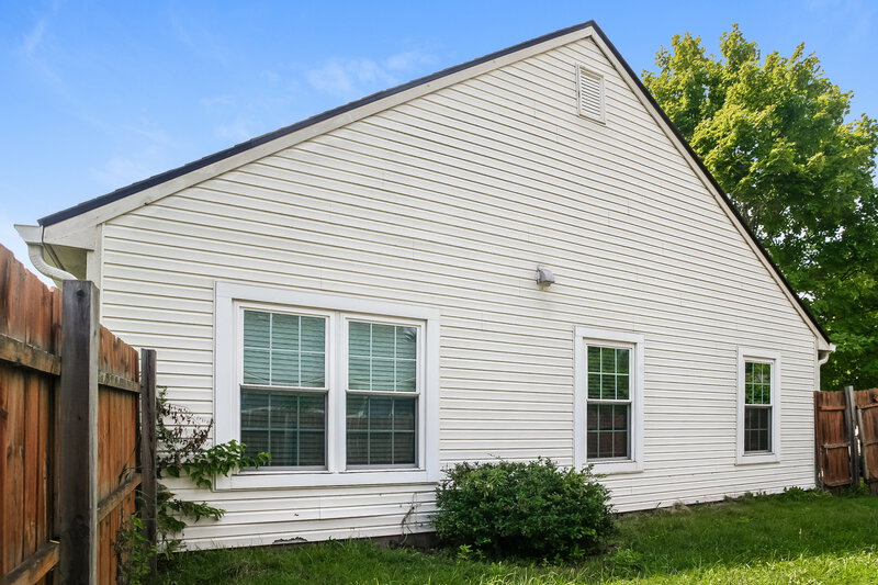 1,950/Mo, 5203 Pin Oak Dr Indianapolis, IN 46254 Rear View 2
