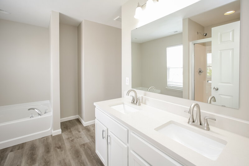 2,105/Mo, 3315 Grove Berry Ln Indianapolis, IN 46239 Main Bathroom View