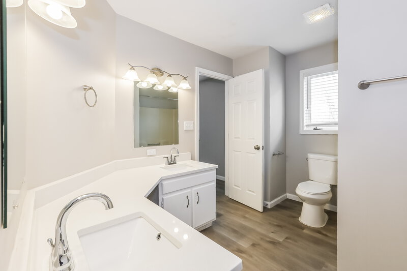 2,105/Mo, 8460 Countryside Ct Indianapolis, IN 46231 Main Bathroom View