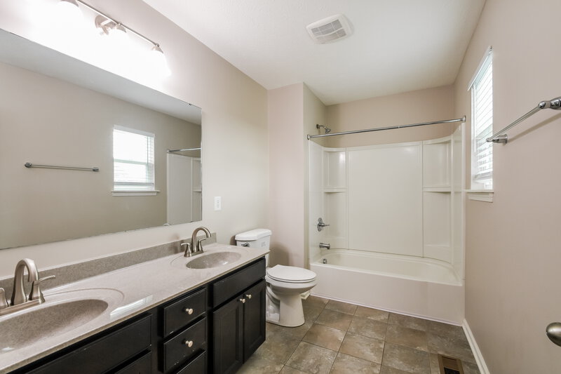 2,130/Mo, 5780 Bluff View Ln Whitestown, IN 46075 Main Bathroom View