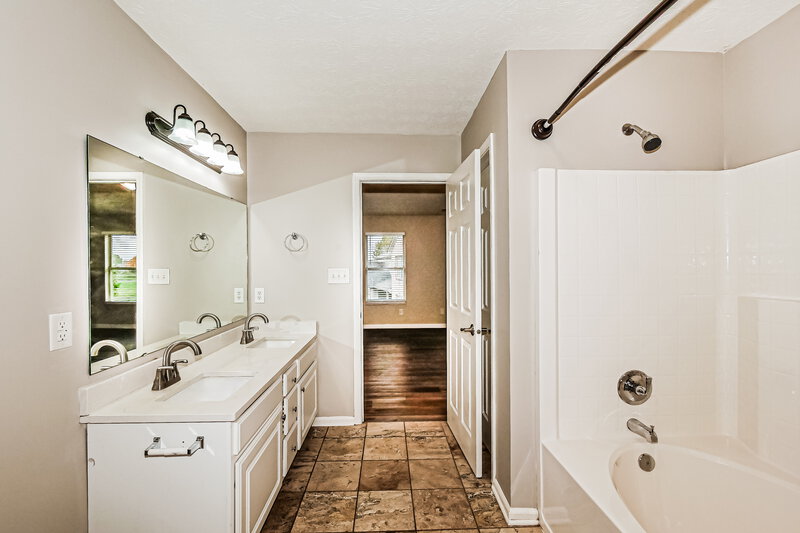 2,150/Mo, 7538 Sergi Canyon Dr Indianapolis, IN 46217 Main Bathroom View