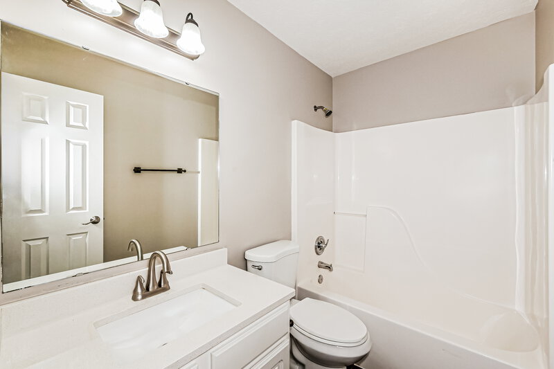 2,150/Mo, 7538 Sergi Canyon Dr Indianapolis, IN 46217 Bathroom View