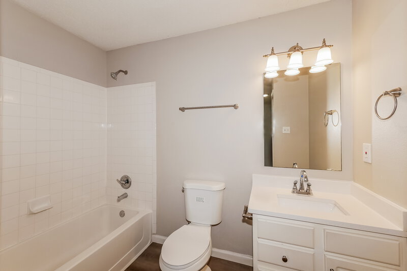 1,770/Mo, 2014 Dutch Elm Dr Indianapolis, IN 46231 Main Bathroom View