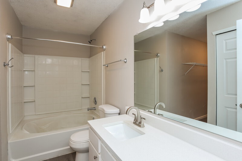 1,990/Mo, 6860 W Stansbury Blvd McCordsville, IN 46055 Main Bathroom View