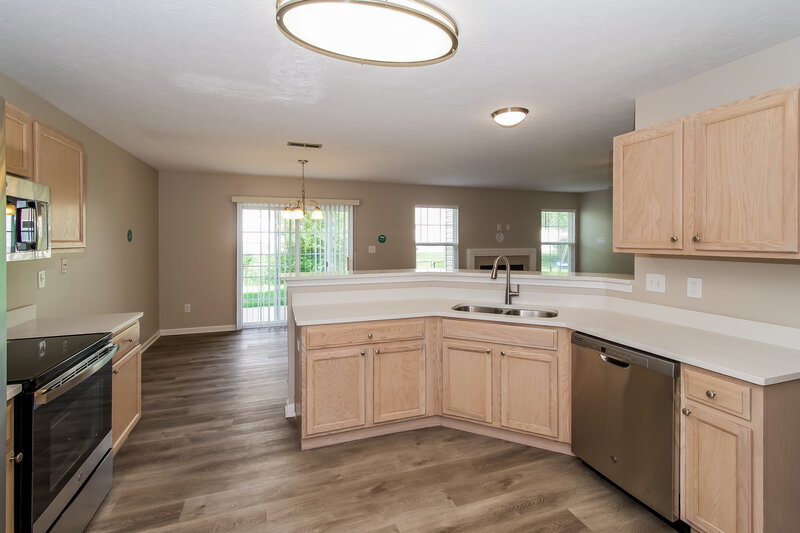 1,950/Mo, 7153 Wellwood Dr Indianapolis, IN 46217 Kitchen View 3