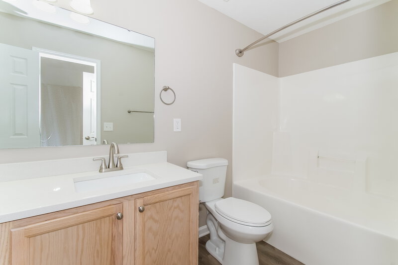 1,950/Mo, 7153 Wellwood Dr Indianapolis, IN 46217 Main Bathroom View
