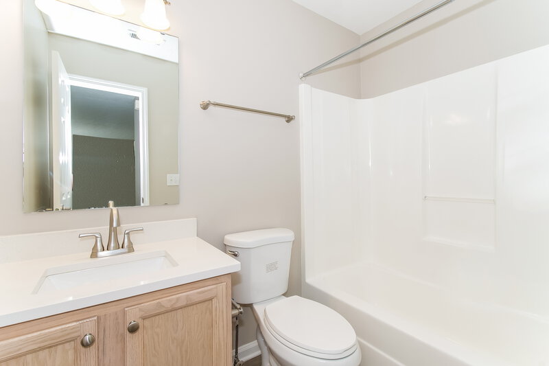 1,950/Mo, 7153 Wellwood Dr Indianapolis, IN 46217 Main Bathroom View 2