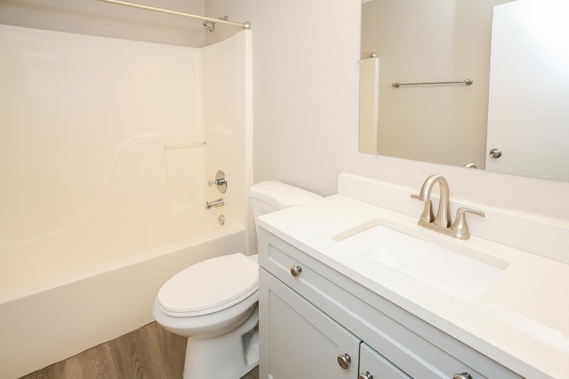 1,930/Mo, 4231 Village Trace Dr Indianapolis, IN 46254 Main Bathroom View
