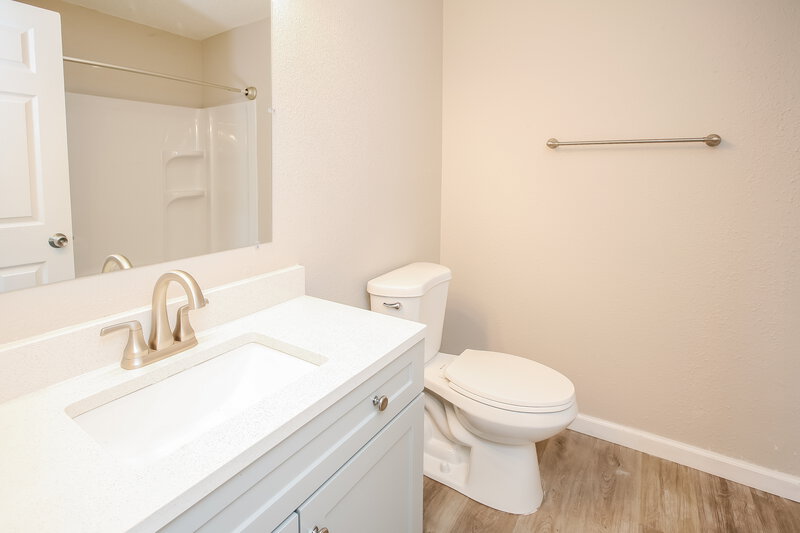 1,930/Mo, 4231 Village Trace Dr Indianapolis, IN 46254 Bathroom View