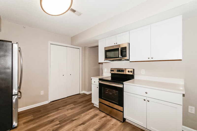 1,910/Mo, 4221 Trace Edge Ln Indianapolis, IN 46254 Kitchen View 2