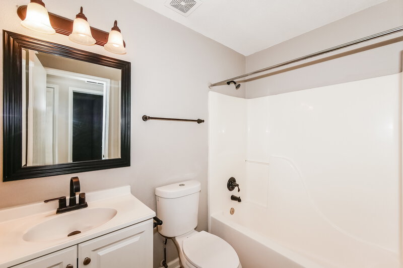 1,910/Mo, 4221 Trace Edge Ln Indianapolis, IN 46254 Bathroom View