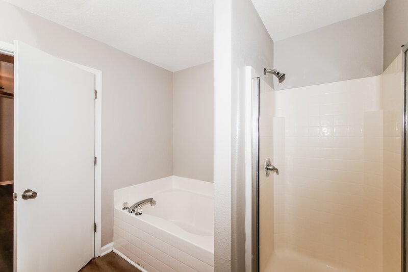 1,910/Mo, 4221 Trace Edge Ln Indianapolis, IN 46254 Bathroom View 2