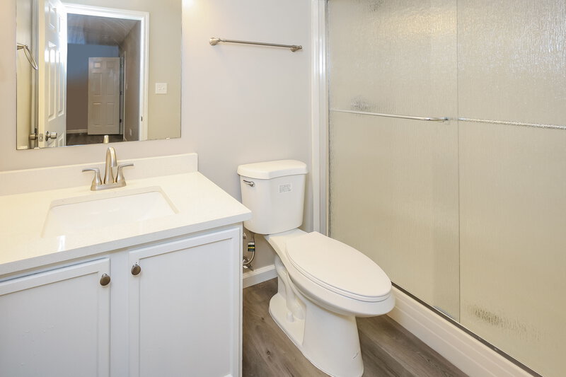 2,235/Mo, 10607 Pickens Ct Indianapolis, IN 46234 Main Bathroom View