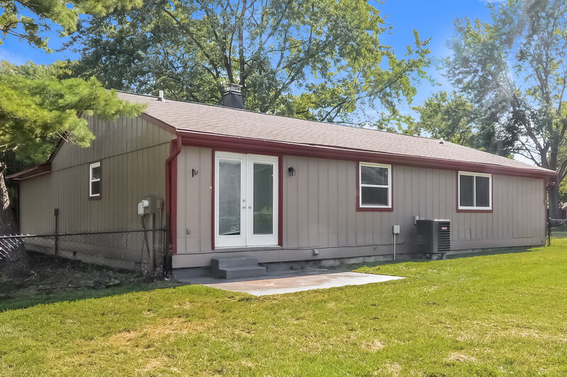 1,795/Mo, 8130 Clayburn Dr Indianapolis, IN 46268 Rear View