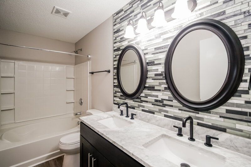 1,955/Mo, 12643 White Rabbit Dr Indianapolis, IN 46235 Main Bathroom View