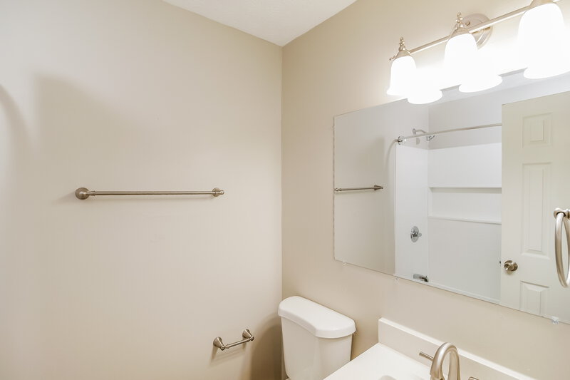 1,750/Mo, 4118 Stone Mill Dr Indianapolis, IN 46237 Main Bathroom View