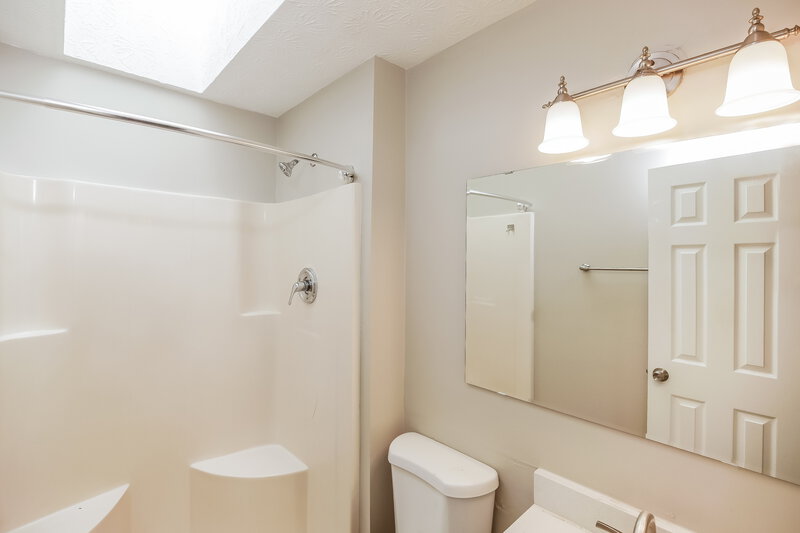 1,750/Mo, 4118 Stone Mill Dr Indianapolis, IN 46237 Bathroom View