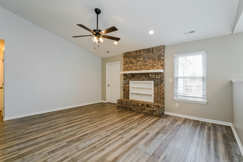 1,905/Mo, 233 Sweetheart Ct Greenfield, IN 46140 Living Room View