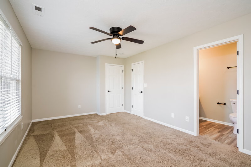 1,905/Mo, 233 Sweetheart Ct Greenfield, IN 46140 Main Bathroom View