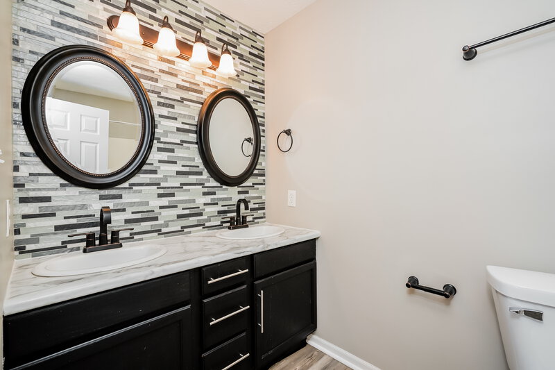 1,905/Mo, 233 Sweetheart Ct Greenfield, IN 46140 Main Bathroom View 2