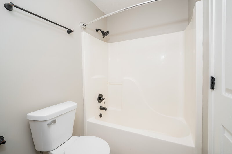1,905/Mo, 233 Sweetheart Ct Greenfield, IN 46140 Main Bathroom View 3
