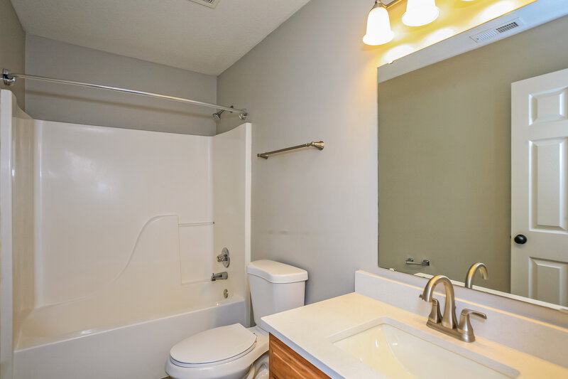 1,830/Mo, 15510 Wandering Way Noblesville, IN 46060 Main Bathroom View
