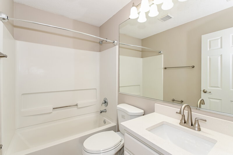 1,760/Mo, 2826 Cahokia Ct Indianapolis, IN 46217 Main Bathroom View