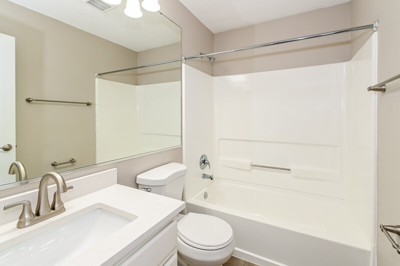 1,760/Mo, 2826 Cahokia Ct Indianapolis, IN 46217 Bathroom View