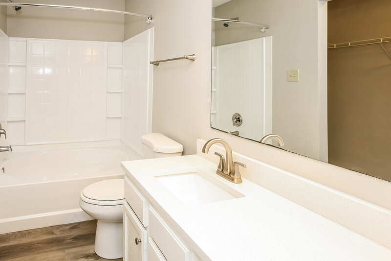 1,740/Mo, 8615 Bluff Point Dr Camby, IN 46113 Main Bathroom View