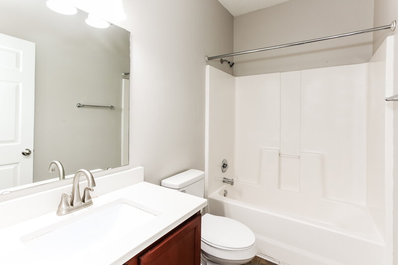 2,105/Mo, 8267 Templederry Dr Brownsburg, IN 46112 Bathroom View