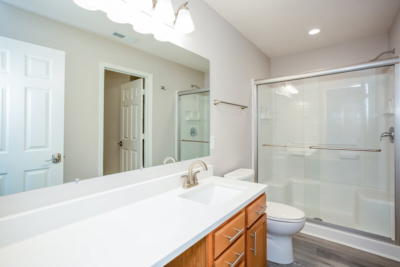1,760/Mo, 925 Springside Ct Greenfield, IN 46140 Main Bathroom View