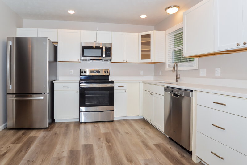 1,630/Mo, 7142 Oldham Dr Indianapolis, IN 46221 Kitchen View 2