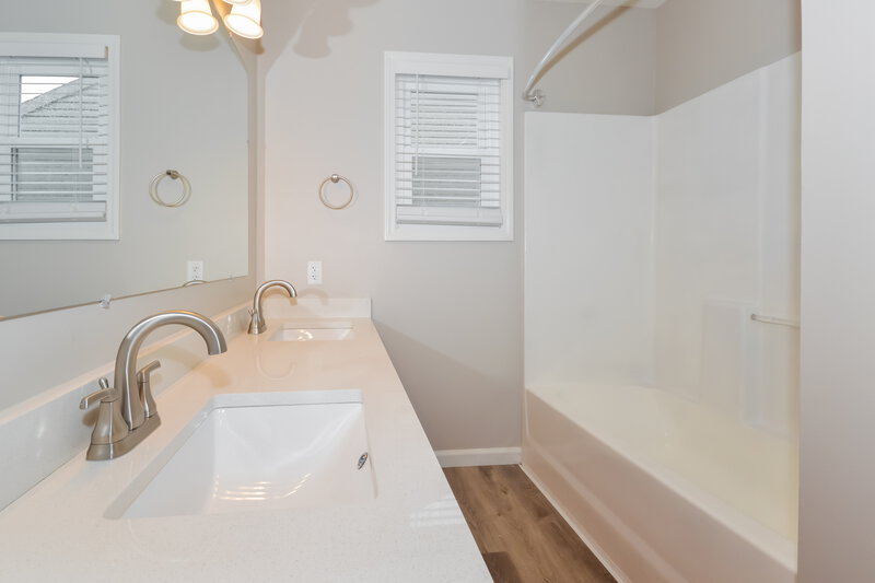 1,630/Mo, 7142 Oldham Dr Indianapolis, IN 46221 Main Bathroom View