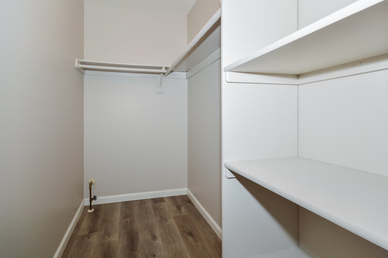 1,630/Mo, 7142 Oldham Dr Indianapolis, IN 46221 Walk In Closet View