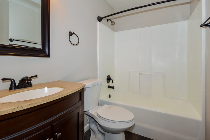 1,630/Mo, 7142 Oldham Dr Indianapolis, IN 46221 Bathroom View