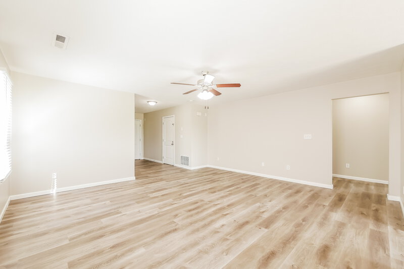 1,630/Mo, 6439 Emerald Springs Dr Indianapolis, IN 46221 Living Room View