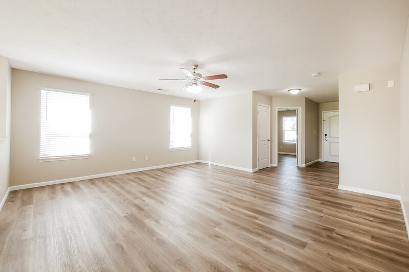 1,630/Mo, 6439 Emerald Springs Dr Indianapolis, IN 46221 Living Room View 3