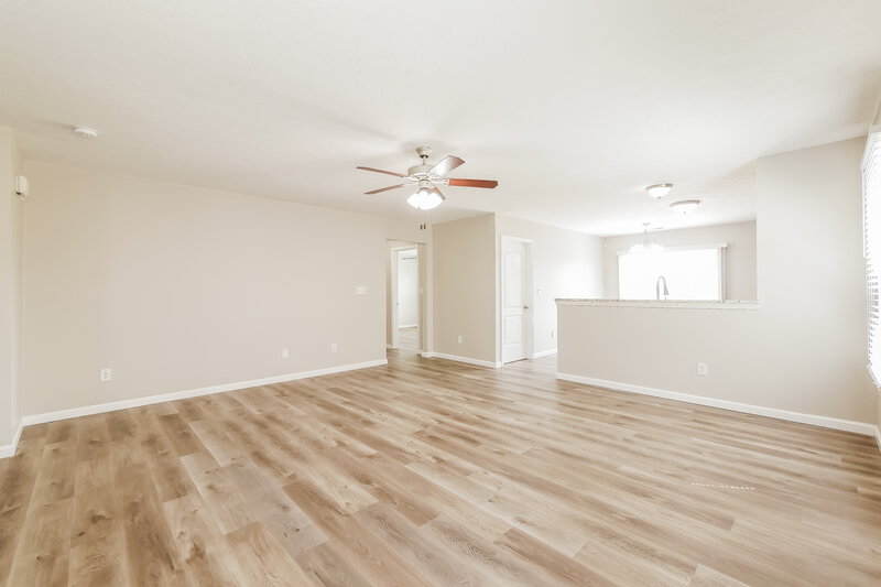 1,630/Mo, 6439 Emerald Springs Dr Indianapolis, IN 46221 Living Room View 4