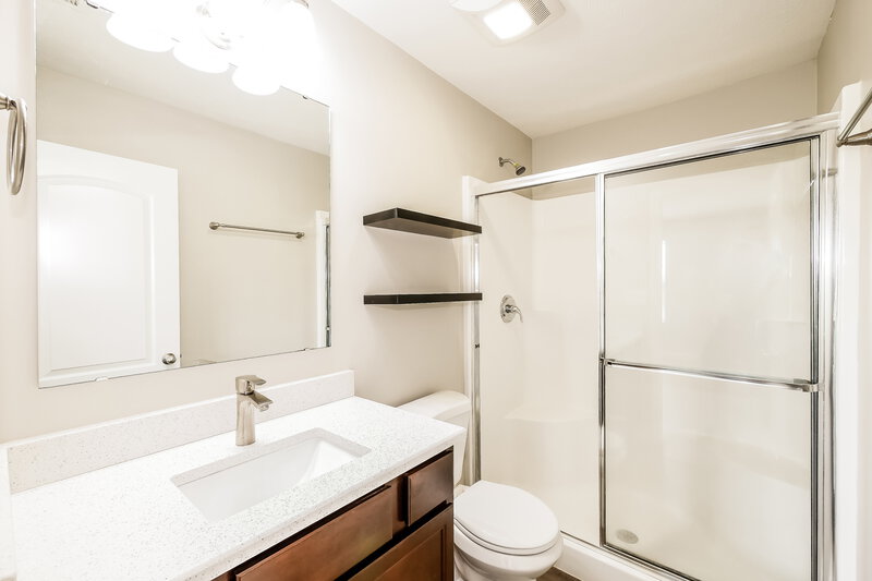 1,630/Mo, 6439 Emerald Springs Dr Indianapolis, IN 46221 Main Bathroom View