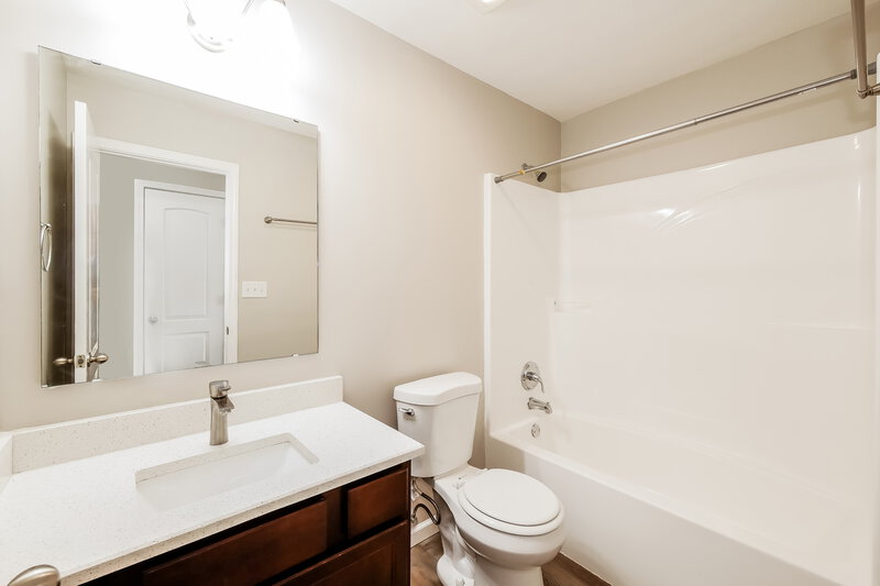 1,630/Mo, 6439 Emerald Springs Dr Indianapolis, IN 46221 Bathroom View
